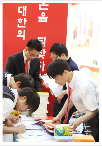 14006_focus_bookfair_img_06